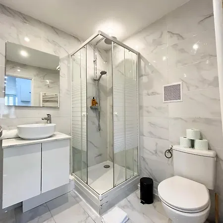 Urbanflat 17 - Modern & Large 3-bedroom Flat In