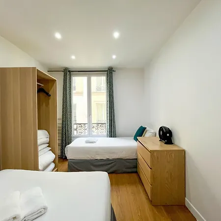 Urbanflat 17 - Modern & Large 3-bedroom Flat In דירה *