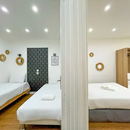 Urbanflat 17 - Modern & Large 3-bedroom Flat In דירה *