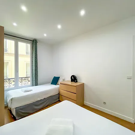 Urbanflat 17 - Modern & Large 3-bedroom Flat In *